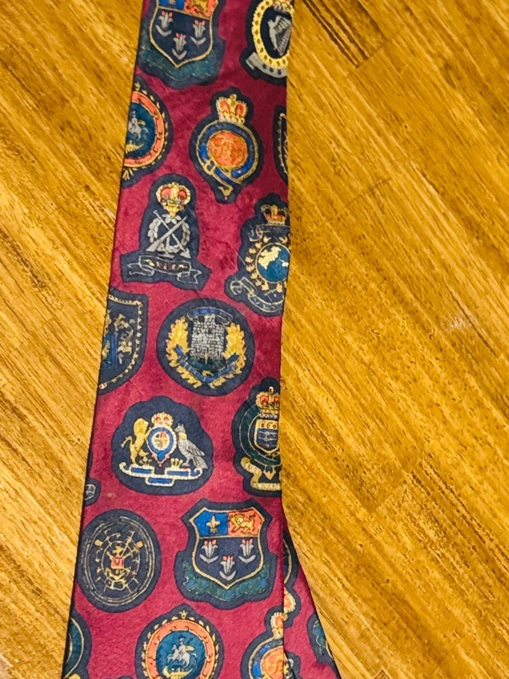 Men's Crest Motif Silk Tie in Burgundy